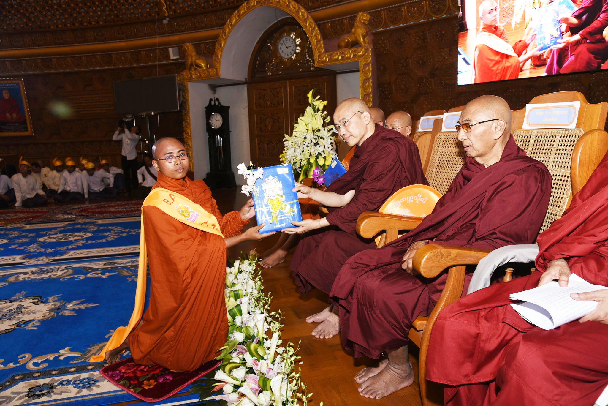 ဒေါက်တာဘဒ္ဒန္တဓမ္မသာမိ(Oxford)မှ B.Aဘွဲ့လက်မှတ်အပ်နှံနေစဉ်